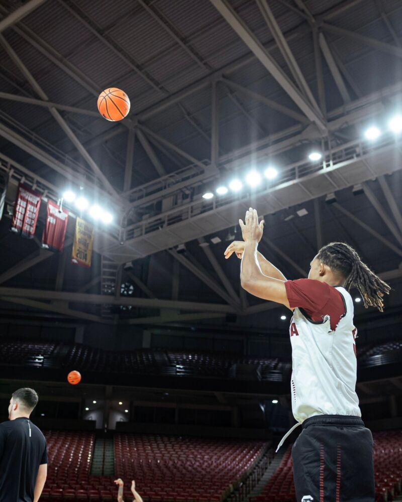 Image for the Tweet beginning: 📍 Bud Walton Arena 
•
•
•
#Gamecocks